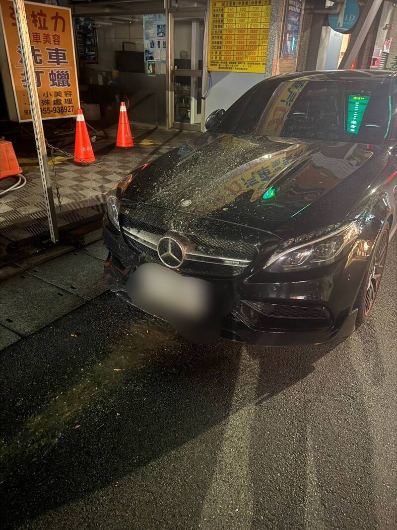 北市賓士車停路旁 竟遭人潑灑不明穢物臭氣薰天