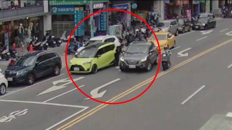 為了停車位 2駕駛僵持互按喇叭演變成全武行