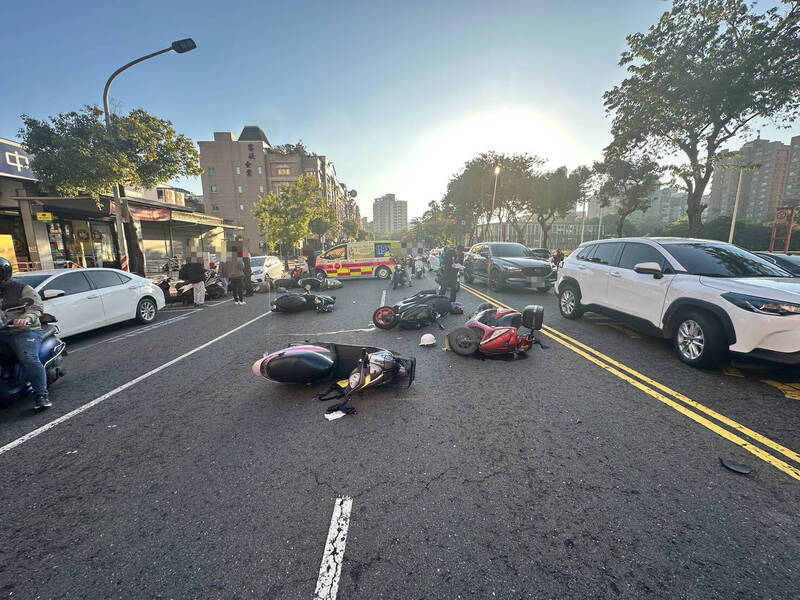 機車騎士突衝出害5機車摔成一團 7傷受醫