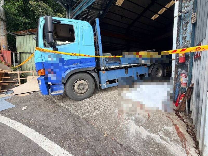 新北市深坑区一间铁工厂今日下午发生钢板滑落击中司机致身亡的工安意外，新北市劳工局已勒令现场停工。（新北市劳工局提供）