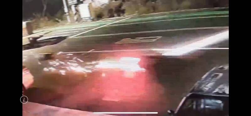 云林二仑发生机车与小货车事故,因撞击猛烈,机车倒地滑行磨出火花。(民众提供) 云林二仑发生机车与小货车事故,因撞击猛烈,机车倒地滑行磨出火花。(民众提供)