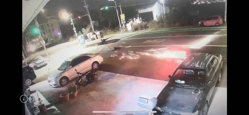 云林二仑发生机车与小货车事故,因撞击猛烈,机车倒地滑行磨出火花。(民众提供) 云林二仑发生机车与小货车事故,因撞击猛烈,机车倒地滑行磨出火花。(民众提供)