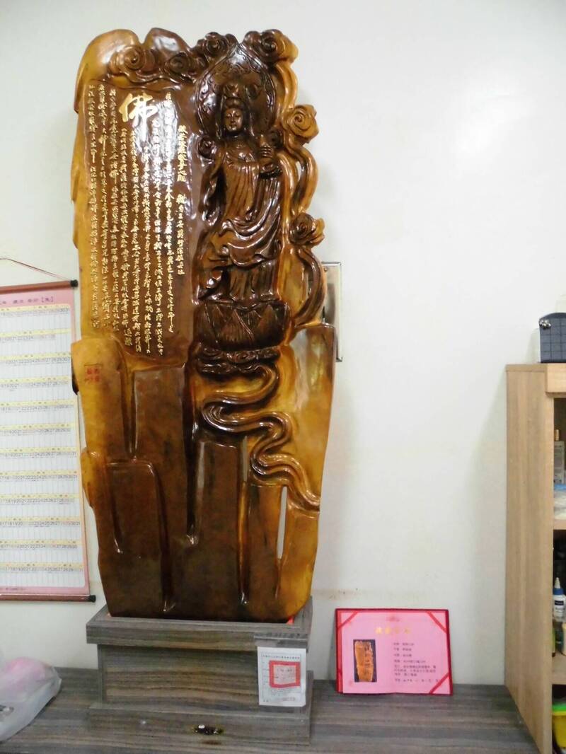 高雄行政分署今年首拍1/6登場 木雕觀音心經佛像吸睛