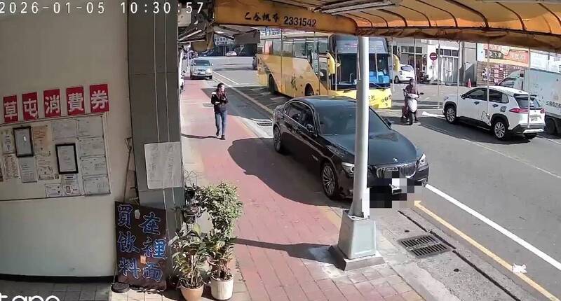 阿嬷越过中正路直接左转到对向车道。（民众提供）