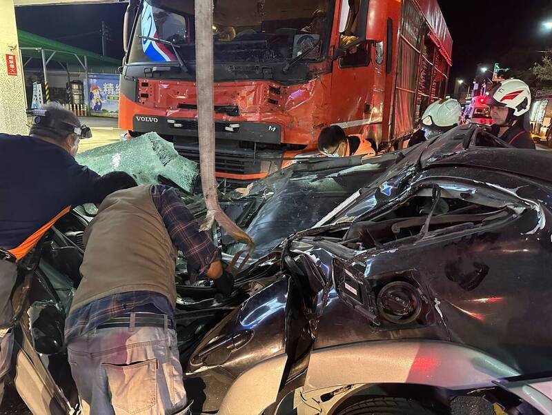 3车连环车祸，被大货车撞及的轿车严重变形。（记者黄明堂翻摄）