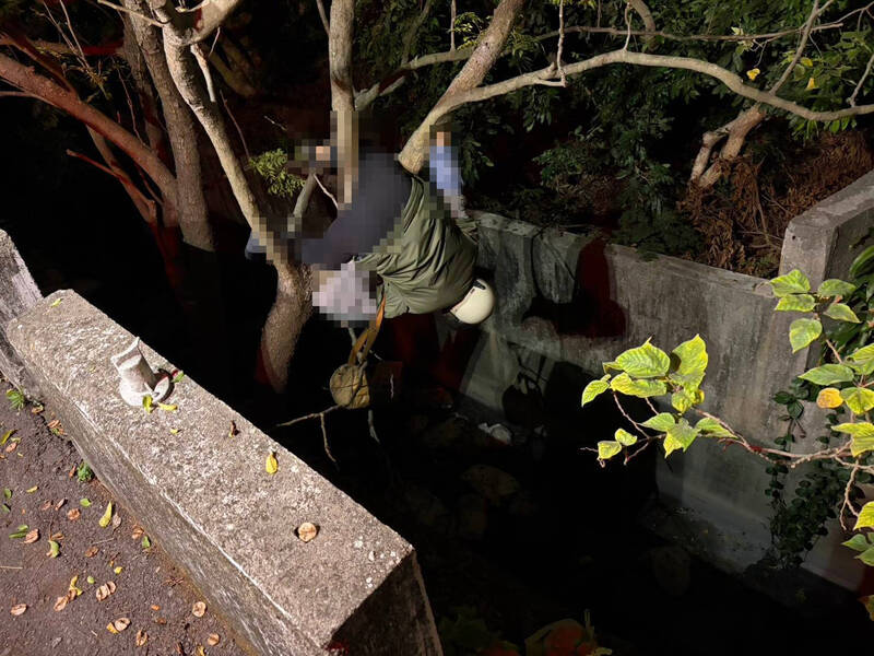 離奇！彰化大村女騎機車疑遭撞飛 倒栽掉大水溝卡樹幹命危