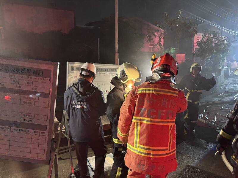 台中太平区光兴路1432巷今晚传出火警，消防人员到场抢救。（民众提供）
