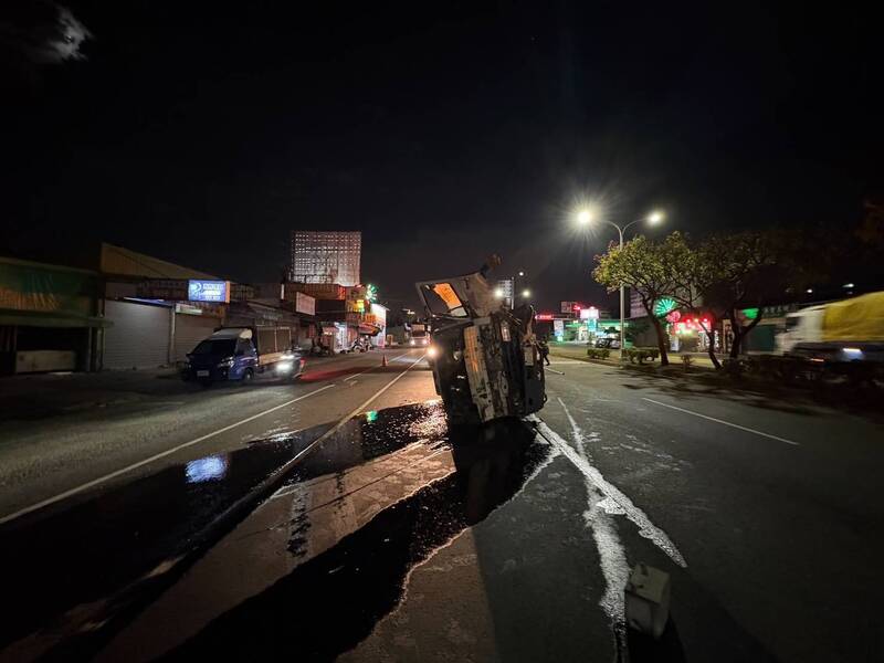 中市沙鹿向上路又出車禍! 大貨車自撞分隔島側翻