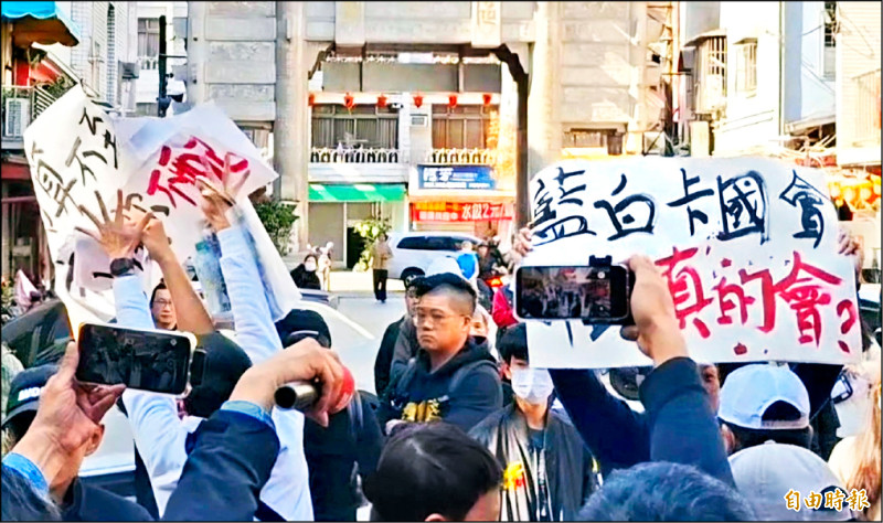 柯到嘉義城隍廟參拜 抗議者高喊：審預算