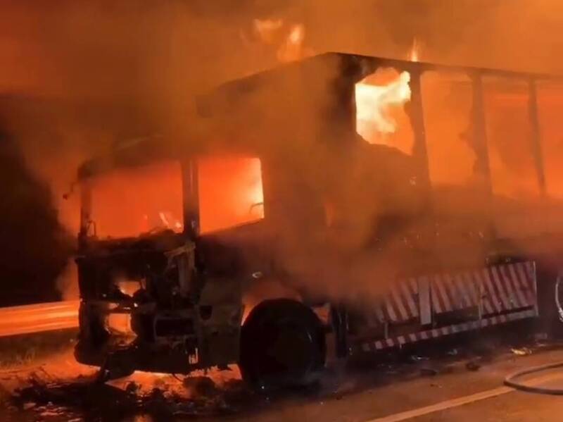 國1林口段凌晨火燒車 全聯結車駕駛逃生無恙、貨物全燒毀