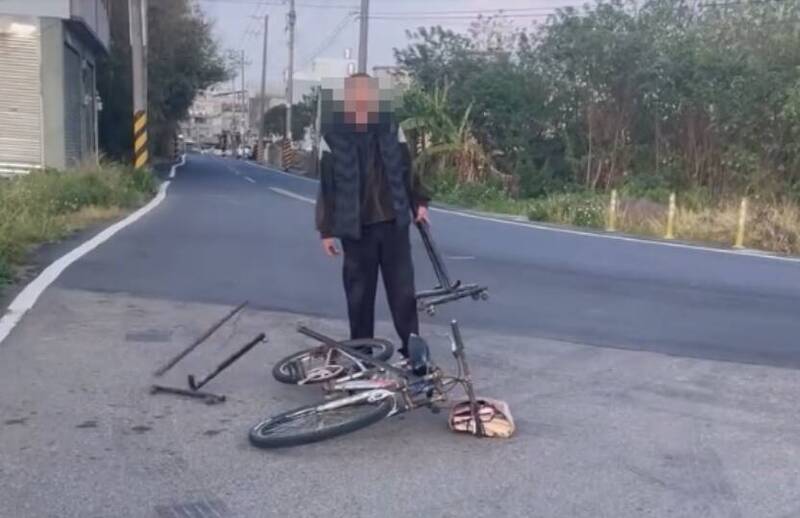 苗栗市复兴路昨(5)日早上出现一名中年男子不明原因、手持铁器朝著民众咆哮。(翻摄网路) 苗栗市复兴路昨(5)日早上出现一名中年男子不明原因、手持铁器朝著民众咆哮。(翻摄网路)