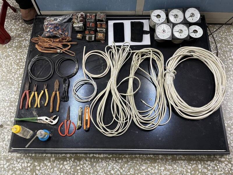 高屏電纜竊盜團 連太陽能板（底下黑色的板子）都不放過。（警方提供）