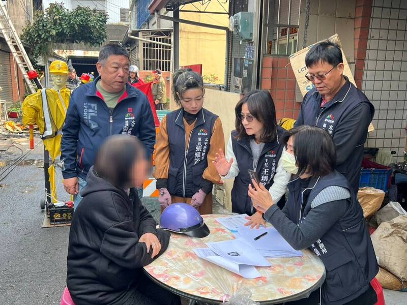 太平火警烧8户，太平户所前往现场设行动户政助受灾户补发烧毁证件。（图：市府提供）