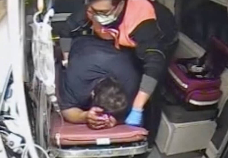 即使救护车狂飙、摇摇晃晃，救护人员全程站起按压，以免脏器整个流出。（警消提供）