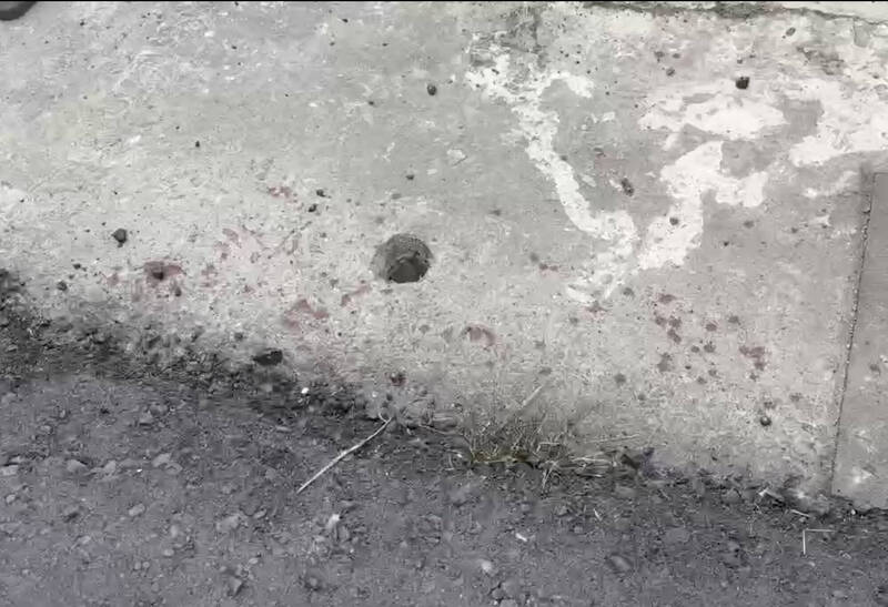 案发现场已被封锁，地上还残留斑斑血迹。（民众提供）