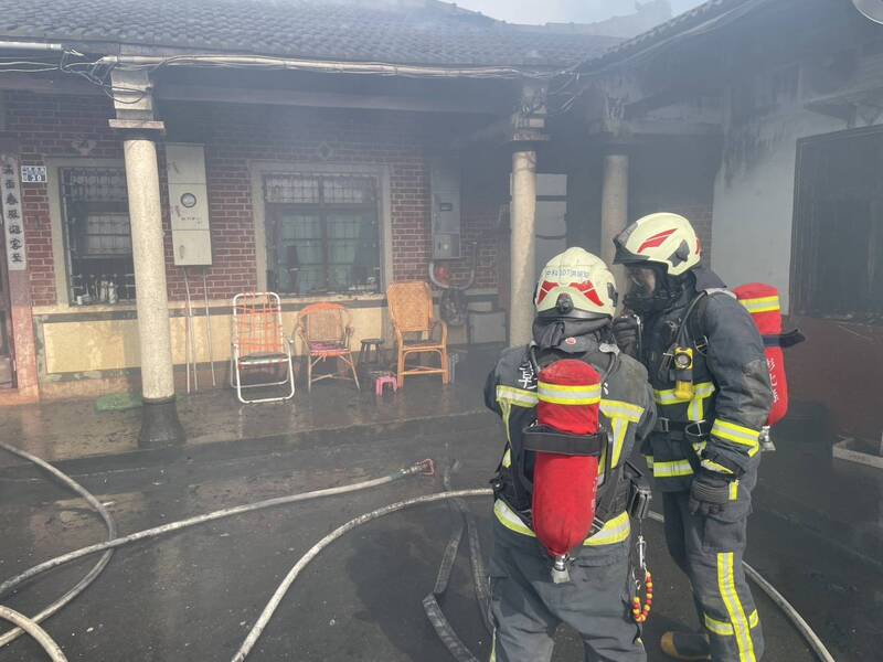 彰化县埤头乡一处传统三合院今上午发生火警，消防队获报紧急到场扑灭。（民众提供）