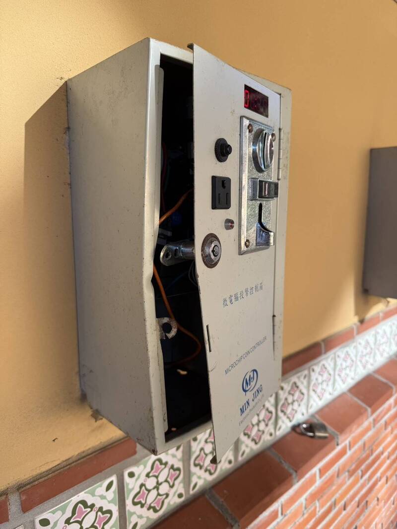 凤林慢城公园的淋浴投币机遭撬开。（凤林镇公所提供）
