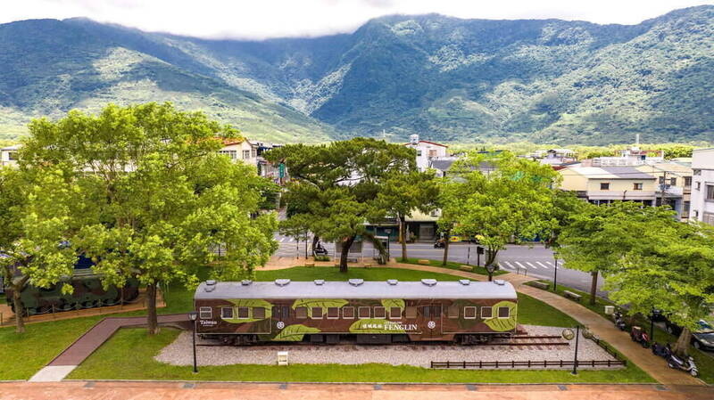 凤林镇火车站正前方的凤林曼城广场，设施环境优美。（纵管处提供）