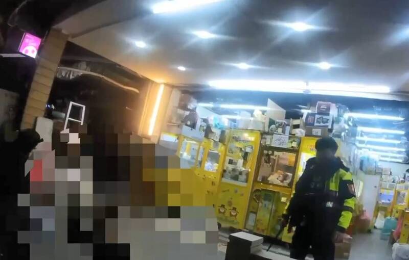 梁男懷疑鄰居陳男與其他人講自己壞話,雙方起口角後,梁男竟持刀作勢揮砍,嚇得陳男急忙逃跑,警方到場將梁男控制逮捕。(記者陸運鋒翻攝) 梁男懷疑鄰居陳男與其他人講自己壞話,雙方起口角後,梁男竟持刀作勢揮砍,嚇得陳男急忙逃跑,警方到場將梁男控制逮捕。(記者陸運鋒翻攝)