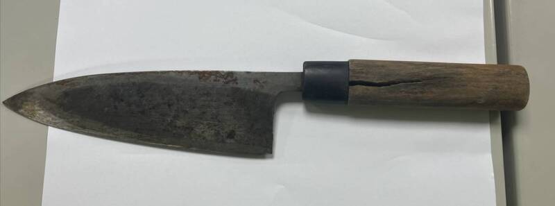 警方查扣生魚片刀。(記者陸運鋒翻攝) 警方查扣生魚片刀。(記者陸運鋒翻攝)