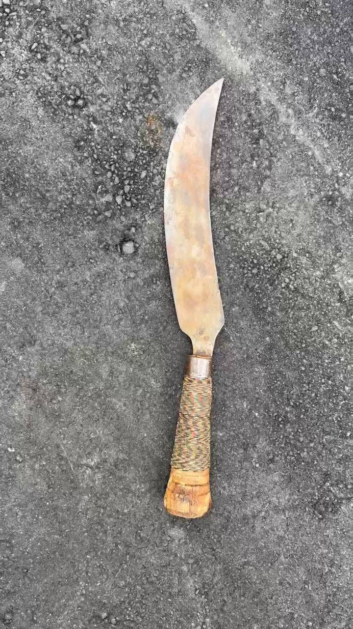 花莲县秀林乡胡姓男子在部落涉嫌多起抢夺、偷窃案遭警方逮捕，起出作案刀具。（民众提供）