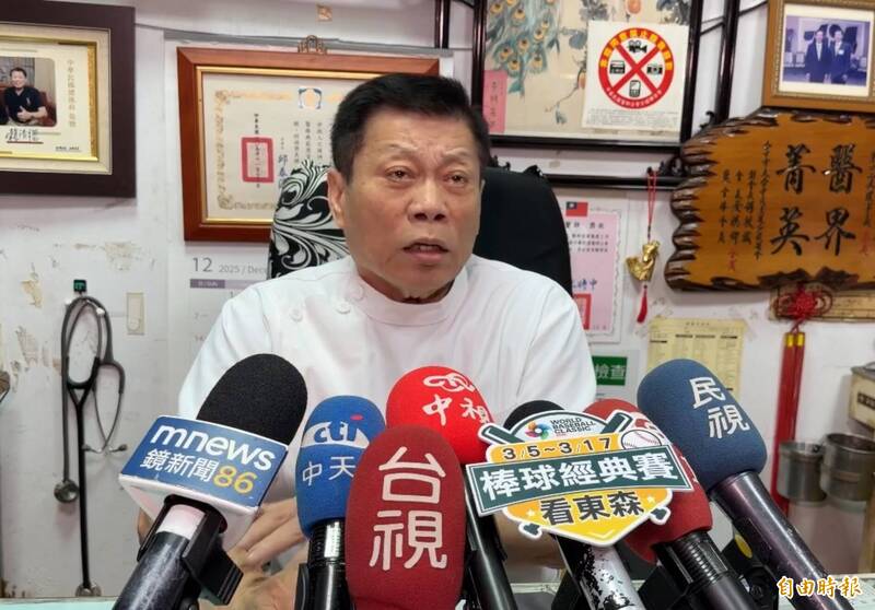 高大成指出法醫高大成表示，死者被打到脂肪栓塞、腎栓塞，外傷性神經軸索損傷，已經是死路一條，是虐殺、他殺。（記者蔡淑媛攝）