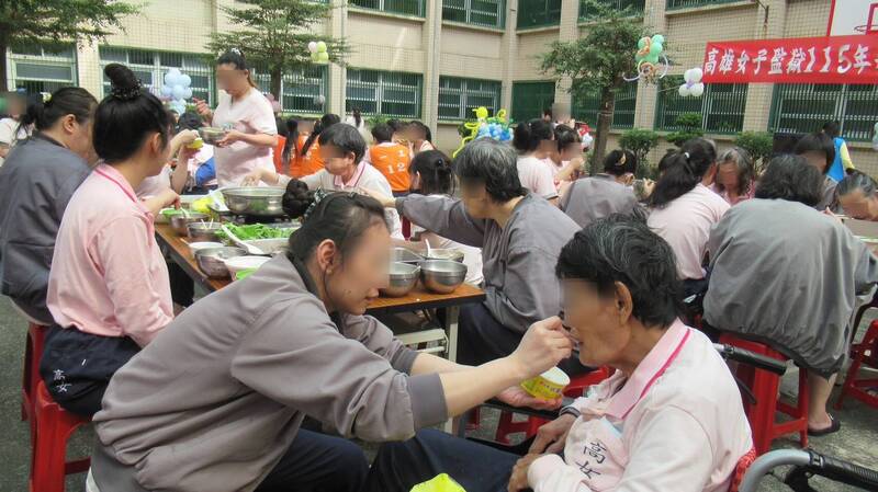 高雄女监火锅会,为矫正机关唯一举办。(高雄女监提供) 高雄女监火锅会,为矫正机关唯一举办。(高雄女监提供)