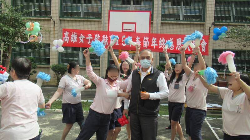 收容人把握机会唱卡拉OK,借此纾发情绪。(高雄女监提供) 收容人把握机会唱卡拉OK,借此纾发情绪。(高雄女监提供)