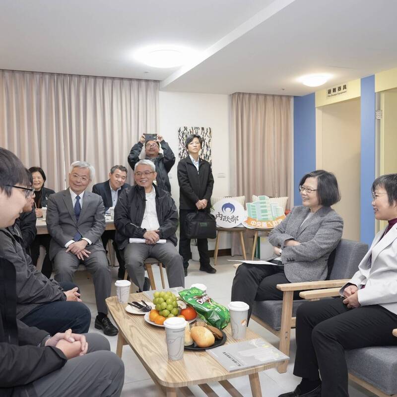 開箱首座警消社宅 蔡英文送入住禮：12顆葡萄+香菜餅乾