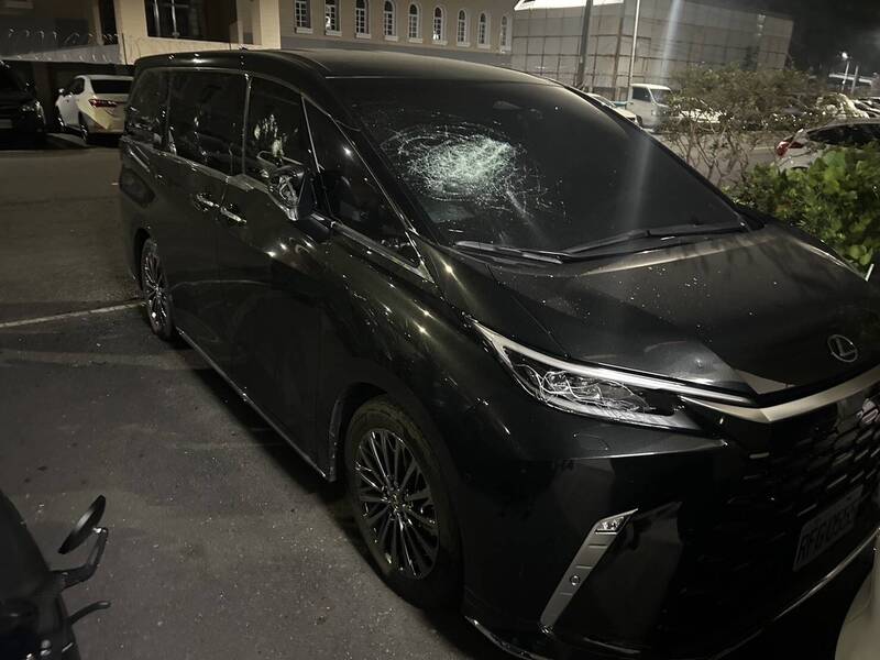 李男持大剪刀狂砸陈男2辆百万名车。(民众提供) 李男持大剪刀狂砸陈男2辆百万名车。(民众提供)