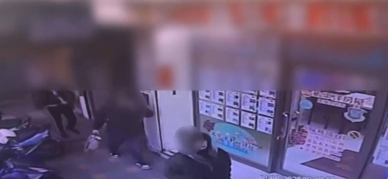 陈姓男子与周女、曾姓男子下车前往林男住处,被林男住处附近监视器拍到,基隆市警二分局晚间循线逮到陈姓男子等3人,全案朝杀人未遂罪侦办。(记者林嘉东翻摄) 陈姓男子与周女、曾姓男子下车前往林男住处,被林男住处附近监视器拍到,基隆市警二分局晚间循线逮到陈姓男子等3人,全案朝杀人未遂罪侦办。(记者林嘉东翻摄)