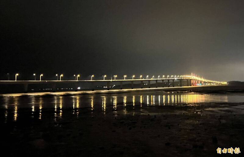 男子在金門大橋落海。(記者吳正庭攝) 男子在金門大橋落海。(記者吳正庭攝)