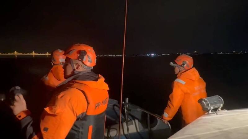 正值低溫特報,海巡弟兄穿上厚厚的衣服,全力協尋落海男子。(金門海巡隊提供) 正值低溫特報,海巡弟兄穿上厚厚的衣服,全力協尋落海男子。(金門海巡隊提供)