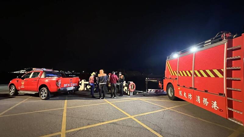 金門港務消防大隊在岸邊備便。(讀者提供) 金門港務消防大隊在岸邊備便。(讀者提供)