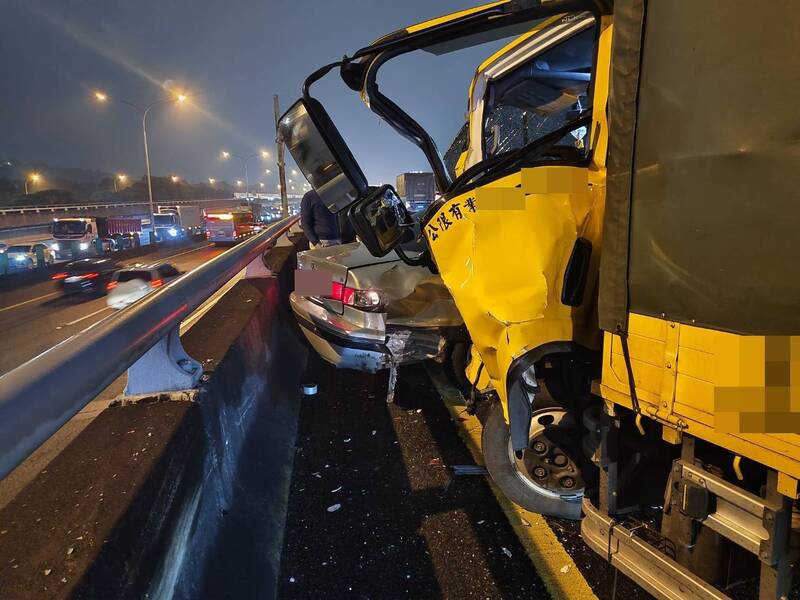 汐五高架4車連撞！ 小貨車駕駛恍神沒注意前方塞車釀禍