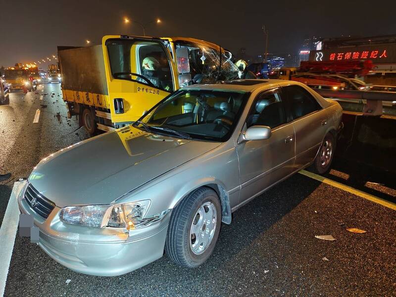 小货车驾驶没注意前方堵车，狠撞前车一度阻断交通。（记者徐圣伦翻摄）