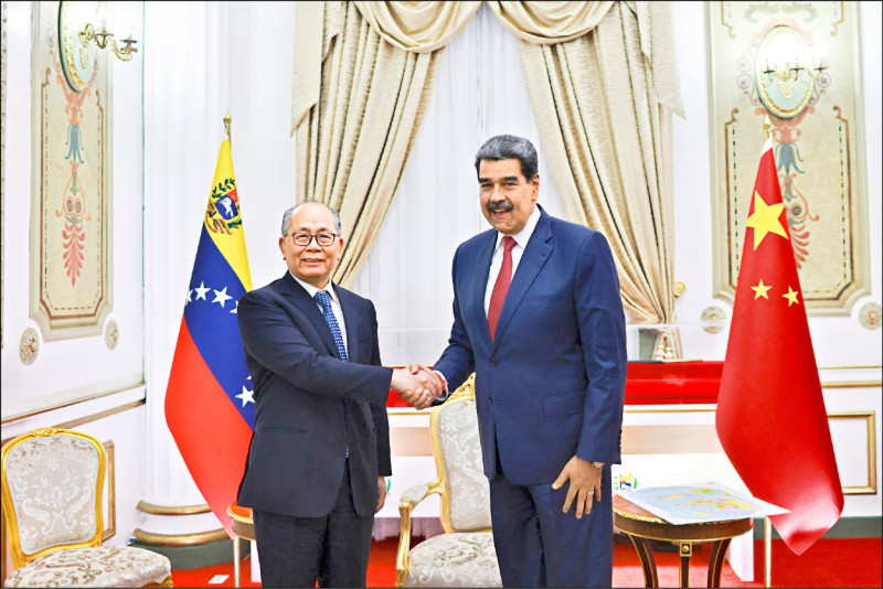 2026年1月2日,委內瑞拉總統馬杜羅(右)在總統府觀花宮(Miraflores Palace),會見中國拉美事務特別代表邱小琪(左)。(路透) 2026年1月2日,委內瑞拉總統馬杜羅(右)在總統府觀花宮(Miraflores Palace),會見中國拉美事務特別代表邱小琪(左)。(路透)