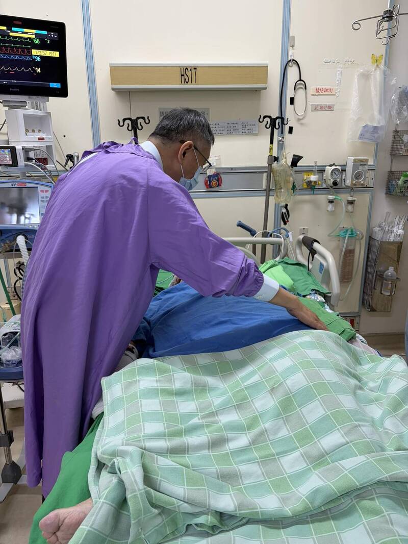 黃珊珊96歲母親住進加護病房 柯文哲前往探望