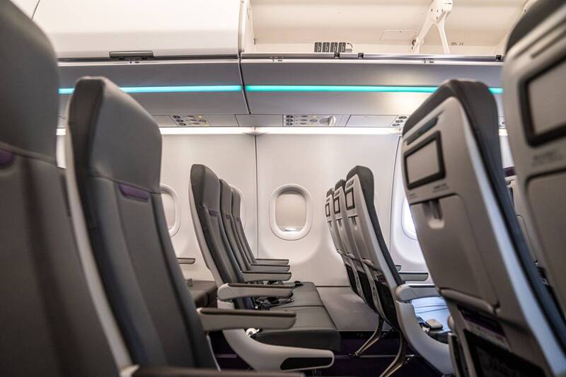 不用花錢升等！專家揭經濟艙「這一側」座位 腿部空間更寬敞