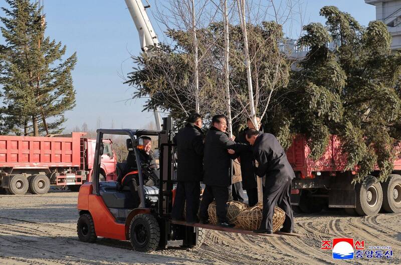 北韓建援俄官兵紀念館 金正恩駕堆高機運送妻女植樹