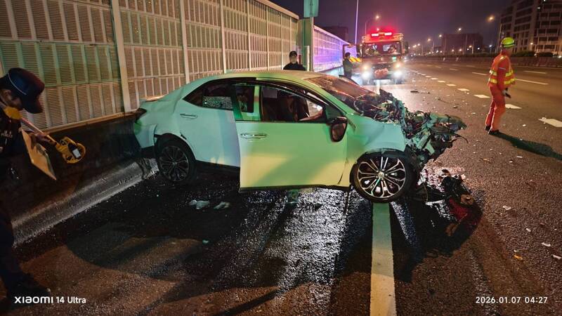 國道追撞大貨車 女駕駛送醫搶救