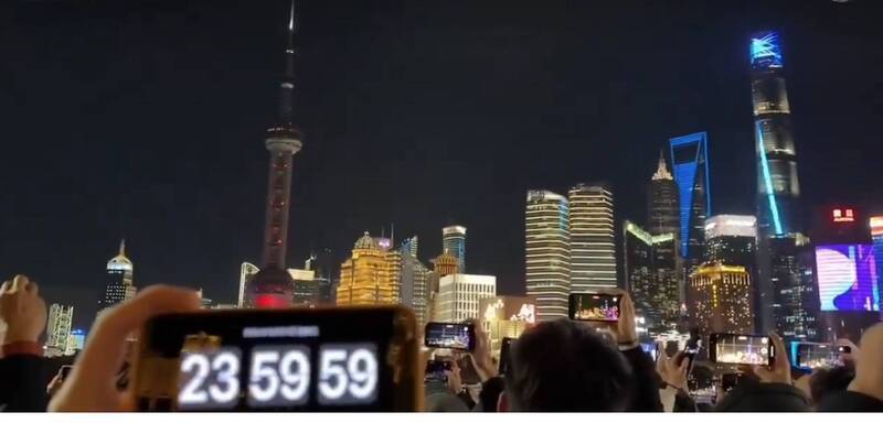 上海民眾聚集告別2025,倒數完後沒有煙火也沒有燈光,非常空虛。(取自X) 上海民眾聚集告別2025,倒數完後沒有煙火也沒有燈光,非常空虛。(取自X)