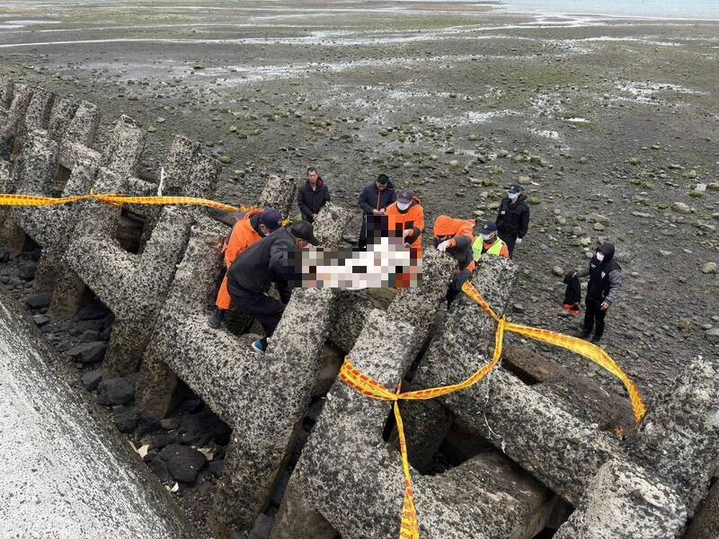 湖西東石環保公園防波堤發現男子遺體。（民眾提供）