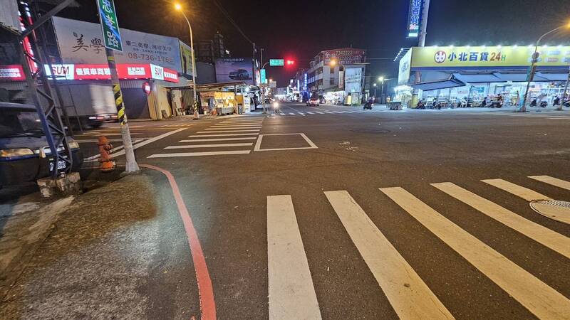 女騎士撿狗罐頭被撞趴 肇事駕駛竟落跑