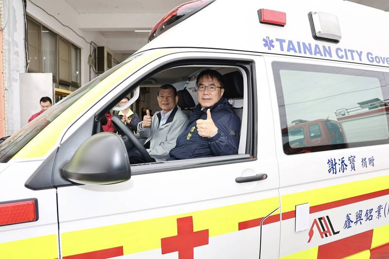 助台南救護升級 鑫興鋁業贈救護車