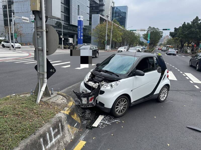 四十六歲李姓女子今日中午駕駛小型轎車 Smart Fortwo 行經台北市內湖區舊宗路一段與新湖二路口，在左轉時與對向直行的賓士轎車發生碰撞。（記者鄭景議翻攝）