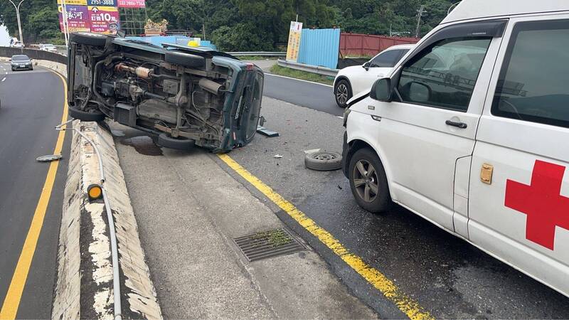 新北市淡水今天傳出一輛民間救護車猛撞前方除草作業車，造成車上9旬女患者、家屬及副駕駛3人送醫，車禍肇因，責任歸屬仍待釐清。（記者吳仁捷翻攝）