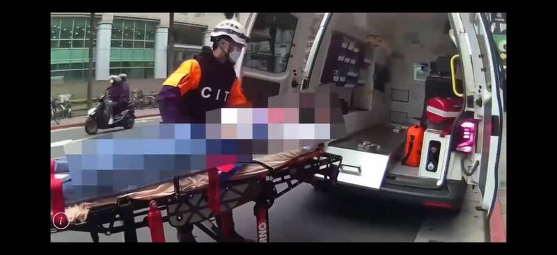 黄男送医治疗。（记者邱俊福翻摄）