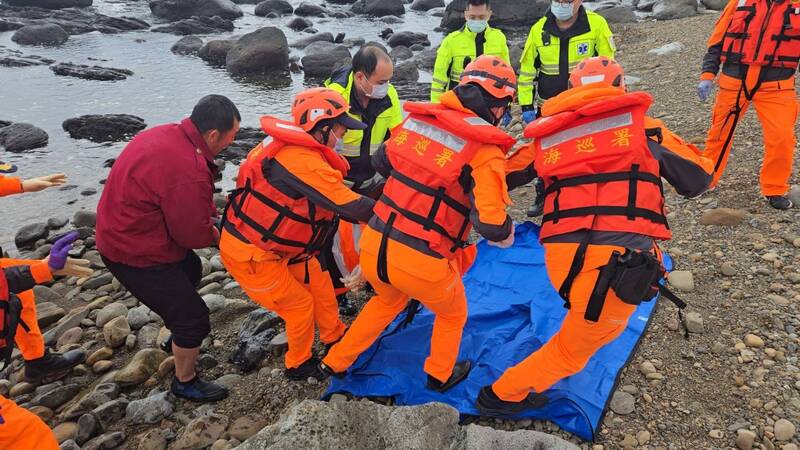 台2线90公里新北市贡寮区礁石岸边漂进1具男性浮尸。新北市瑞芳警分局警方通知阳的亲属前来指认，确认该具遗体就是失联6日的阳男；警方将报请检察官相验厘清死因。（记者林嘉东翻摄）