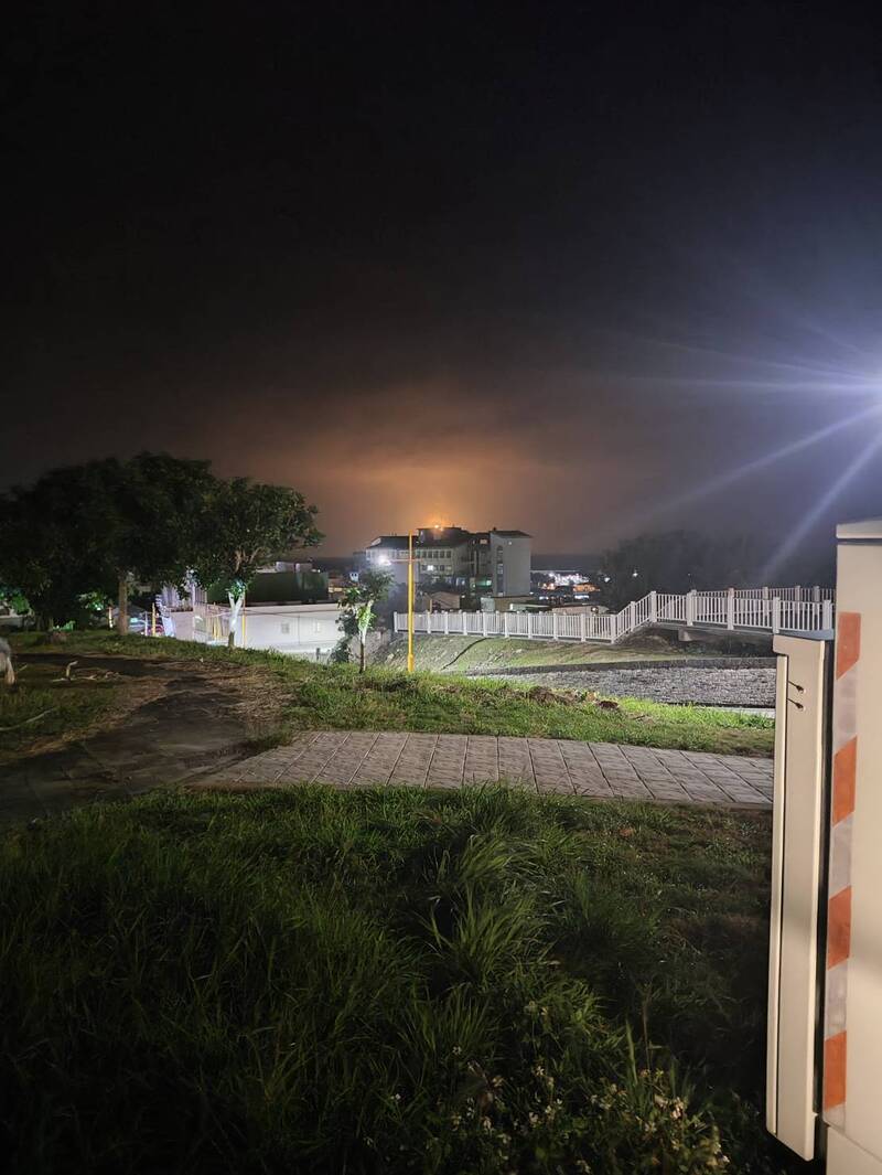 海面上不斷施放照明彈,在惡劣的海象中仍不停海空搜索。(民眾提供) 海面上不斷施放照明彈,在惡劣的海象中仍不停海空搜索。(民眾提供)